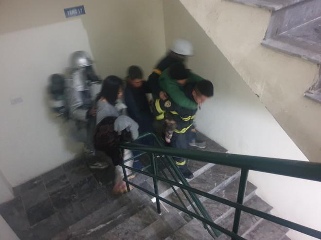 Lính cứu hoả đã cõng cụ bà từ tầng 18 xuống nơi an toàn