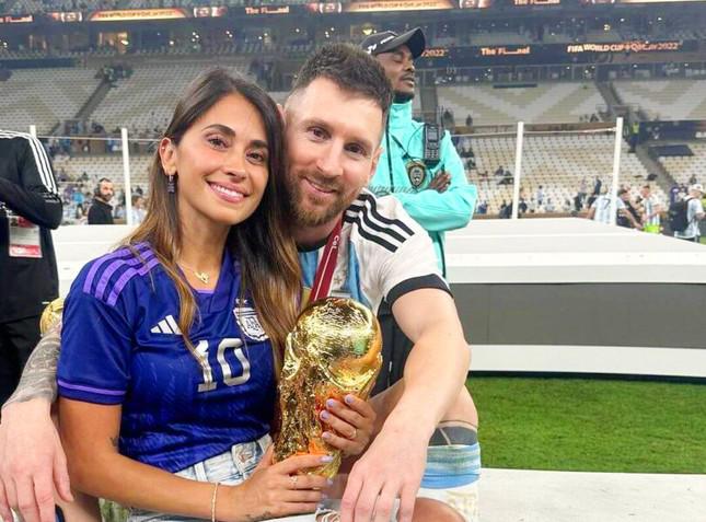 Vợ của Messi sẽ bị FIFA trừng phạt? - 1
