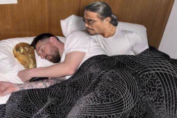 Bóng đá - Messi "chung chăn" với "Thánh rắc muối" bi hài, được gạ mua "áo bào" giá 1 triệu USD