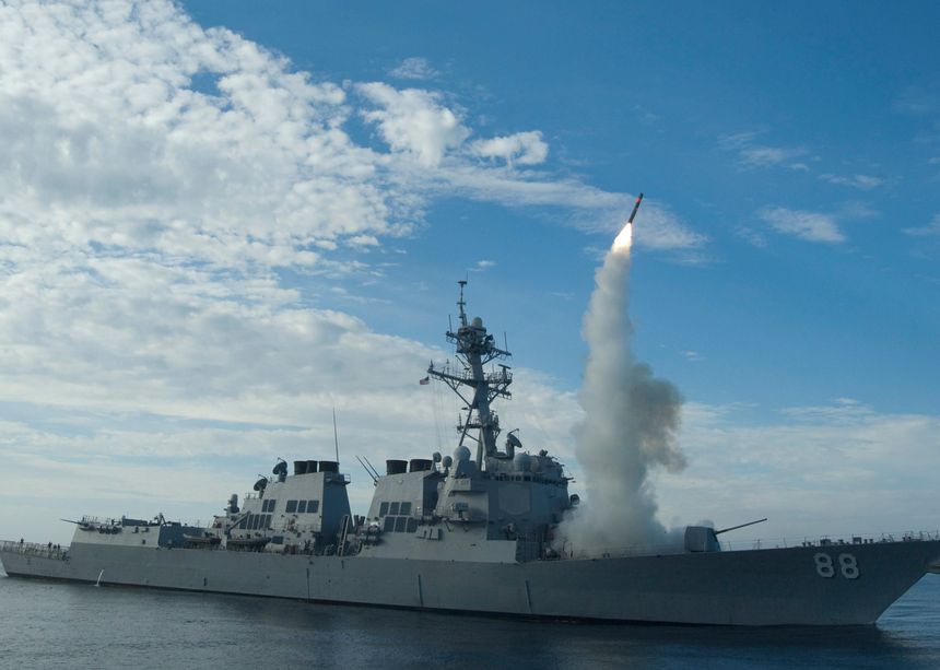 Tàu khu trục Mỹ USS Preble phóng tên lửa hành trình Tomahawk trong cuộc diễn tập ở ngoài khơi California.