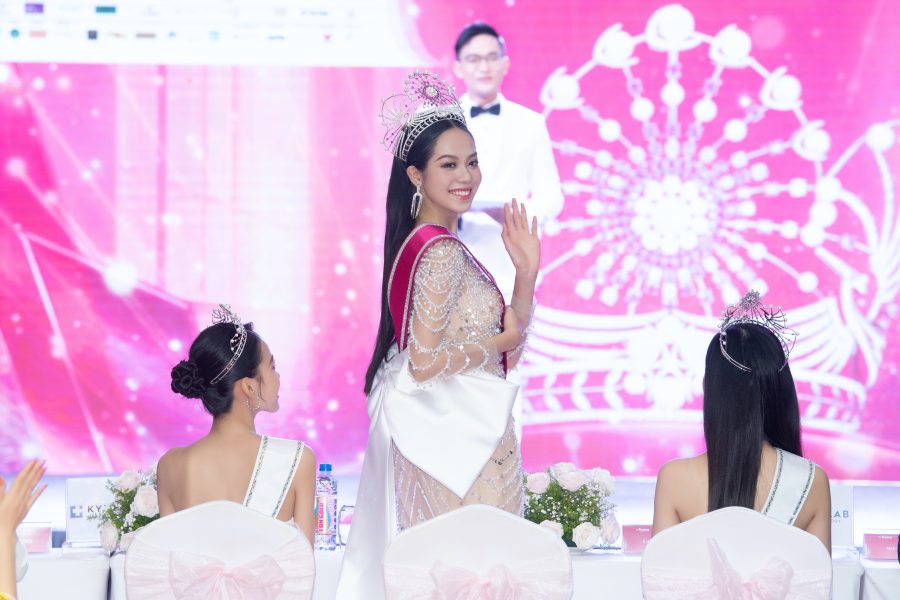 Hoa hậu Huỳnh Thị Thanh Thuỷ rạng rỡ trong buổi ra mắt truyền thông.