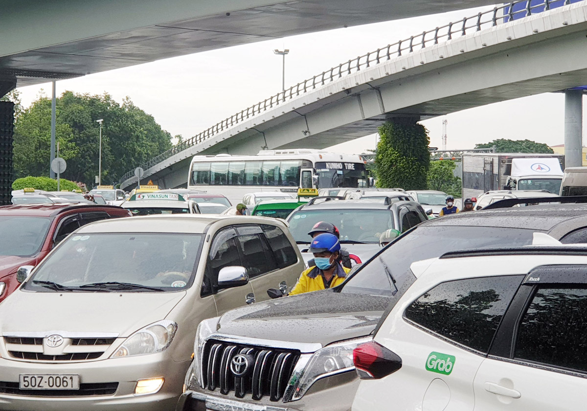 &nbsp;Khu vực cửa ngõ sân bay Tân Sơn Nhất thường xuyên xảy ra kẹt xe.