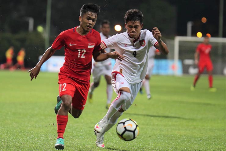 Trận đấu giữa Singapore (áo đỏ) và Myanmar diễn ra căng thẳng