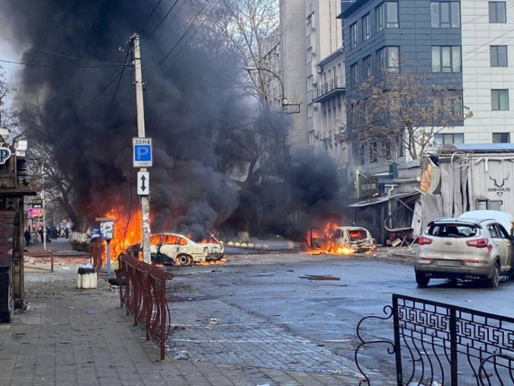 Ô tô bốc cháy trên đường phố sau vụ pháo kích tại Kherson. Ảnh: Reuters