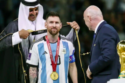 Thị trường - Tiêu dùng - Áo choàng đen của Messi gây ''sốt'' trên thế giới sau World Cup
