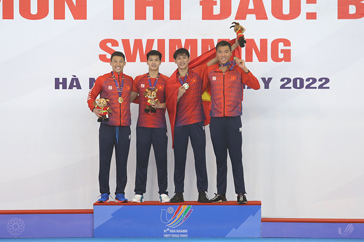 Đội bơi tiếp sức nam Việt Nam ngoạn mục giành cú đúp HCV lịch sử