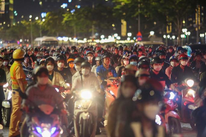 Tối 24-12, hàng ngàn người đổ ra đường vui đón Giáng sinh khiến nhiều tuyến đường tại trung tâm TP HCM ùn tắc