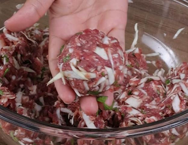 Trộn đều xong thì bạn viên tròn từng viên...