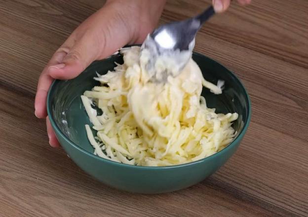Thêm 2 thìa sốt mayonaise rồi trộn đều.
