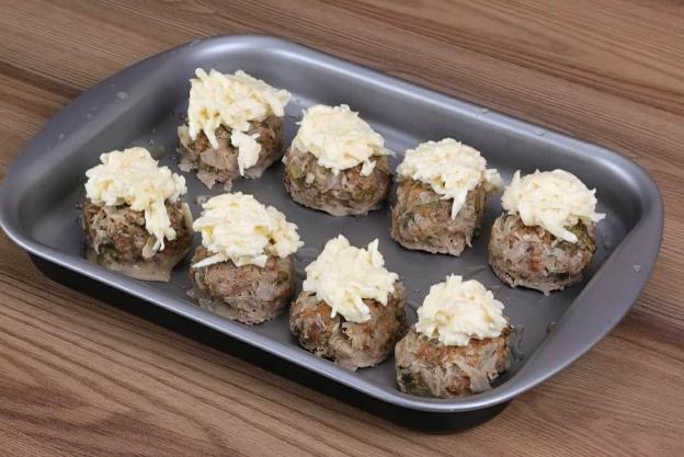 Khi thịt nướng xong lần 1, bạn bỏ ra rồi cho tiếp phô mai đã trộn ở trên lên trên từng miếng thịt như hình hướng dẫn.