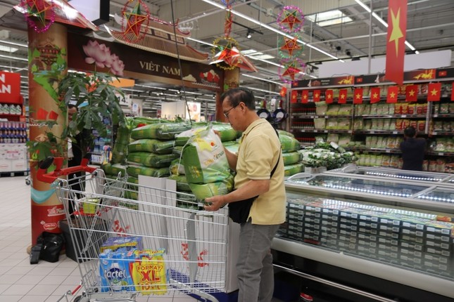 Gạo Việt bán trong siêu thị.