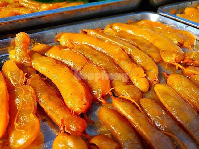 Cơ sở của bà Sáu làm các loại mứt chủ yếu như: Mứt gừng, bưởi, mãng cầu xiêm, me, chùm ruột, chanh dây,...Nhưng hút khách nhất vẫn là mứt me và mãng cầu cay. Tuy nhiên, năm nay do nguồn me khan hiếm nên lò mứt của bà Sáu ước tính chỉ có thể cho ra thị trường khoảng 5 tấn; còn mãng cầu mua tại vườn tăng thêm 15.000 đồng so với năm trước nhưng vẫn không có hàng để mua (Ảnh: Kim Hà).