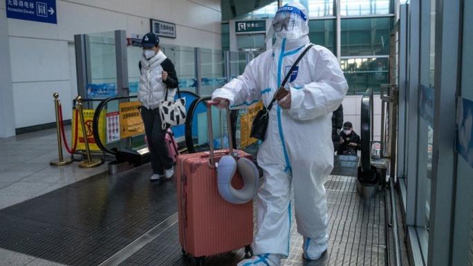 Một người mặc đồ bảo hộ tại nhà ga ở Bắc Kinh. Ảnh: Bloomberg