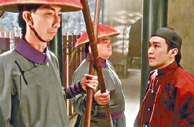 Cuộc sống khắc khổ của diễn viên &#39;Lộc đỉnh ký&#39;: Làm khuân vác, tạp vụ bệnh viện - 3
