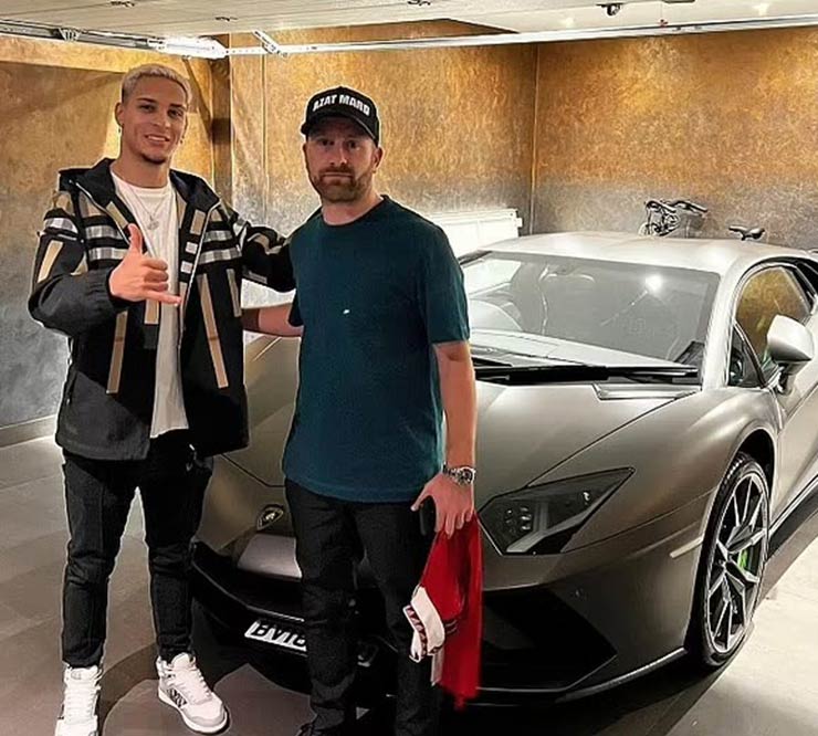Antony bên chiếc Lamborghini mua với giá gần 350.000 bảng