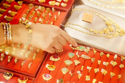 Kinh doanh - Giá vàng hôm nay 25/12: Kết thúc tuần biến động dữ dội, vàng về vùng giá tương đương tuần trước