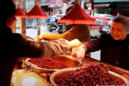 Thị trường - Tiêu dùng - Quà vặt lề đường cho người giàu, gần 700.000đ/kg vẫn cháy hàng