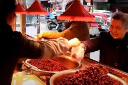 Thị trường - Tiêu dùng - Quà vặt lề đường cho người giàu, gần 700.000đ/kg vẫn cháy hàng