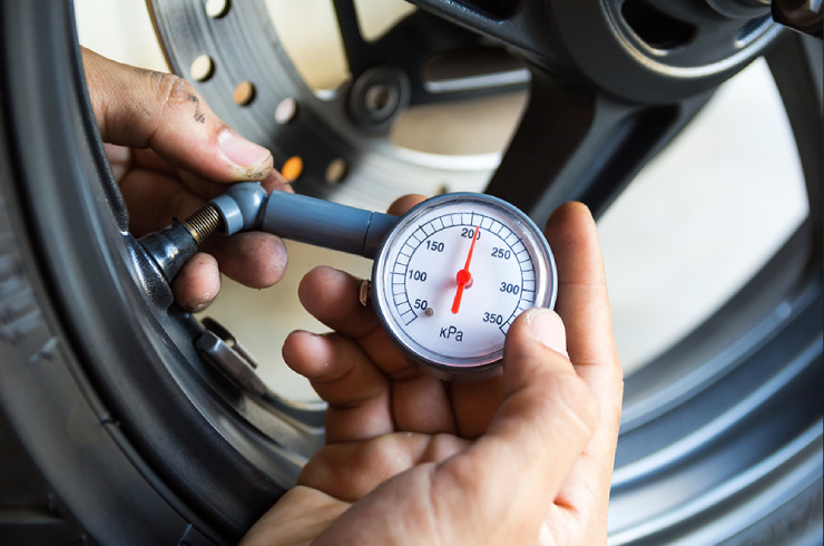 1. Kiểm tra lốp xe thường xuyên để đảm bảo áp suất lốp phù hợp. Nếu không để ý để lốp xuống hơi, khi di chuyển, động cơ xe phải hoạt động vất hơn và như thế sẽ tốn nhiên liệu hơn. Cách tốt nhất là bạn nên kiểm tra áp suất lốp thường xuyên, vì khi nhiệt độ thay đổi sẽ khiến áp suất lốp hạ theo.