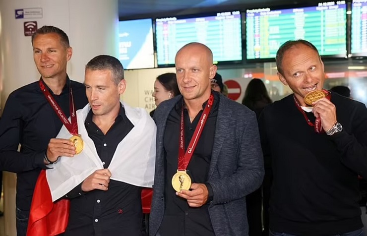 Trọng tài VAR Kwiatkowski (trái) bảo vệ các quyết định&nbsp;trong suốt trận chung kết World Cup 2022