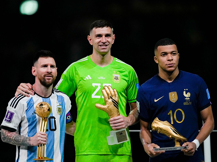 Mbappe nhận danh hiệu "Chiếc giày vàng", còn Messi được trao "Quả bóng vàng" World Cup 2022