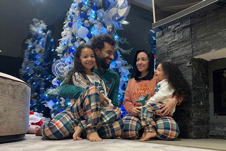 Salah chụp ảnh cùng gia đình bên cây thông Giáng sinh