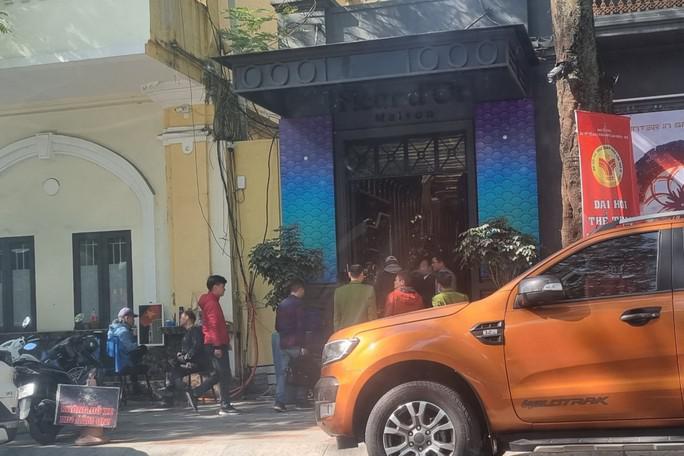 Lực lượng chức năng khám nghiệm hiện trường tại quán bar Fleur D’or