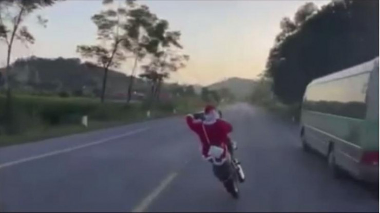 Hình ảnh Tùng mặc đồ "ông già Noel" bốc đầu gây nguy hiểm trên cao tốc (Ảnh cắt từ clip)