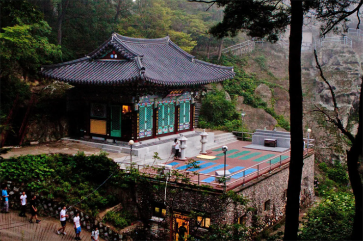 Trải nghiệm cuộc sống trong chùa là điều nên làm nếu bạn thuộc tuýp người thích tìm hiểu các nền văn hóa và truyền thống khác nhau. Bạn có thể lựa chọn một số chương trình nghỉ tại chùa phù hợp với du khách nước ngoài. Các nghi lễ buổi sáng, các buổi thiền định, các nhiệm vụ cộng đồng, nghi thức uống trà và luyện tập võ thuật là một phần của hầu hết các chương trình lưu trú tại chùa ở Gyeongju.
