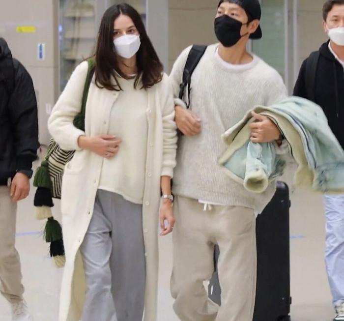 Hình ảnh của Song Joong Ki và bạn gái người Anh tại sân bay