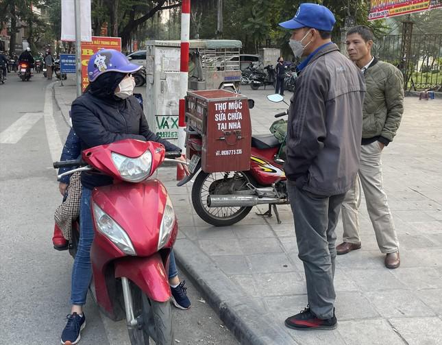 Khách đến tìm thợ mộc