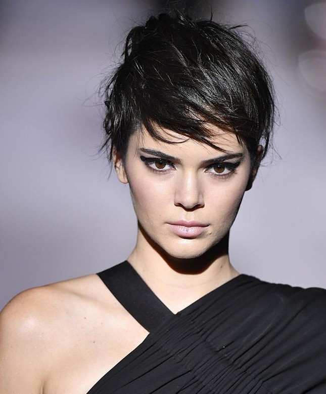 Ngoài ăn kiêng, đây là sự "hành xác" mà các siêu mẫu phải trải qua trong tuần lễ thời trang - 3