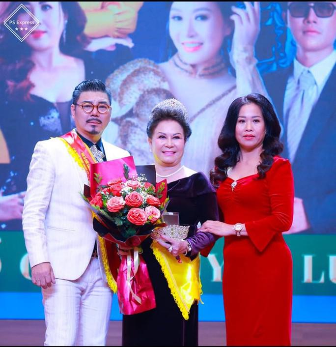 Bà Tống Thu Ngân (giữa) được vinh danh là "nhà thơ thế giới" tại sự kiện được công ty Hằng Holy Group tổ chức không phép tại Quảng Ninh.