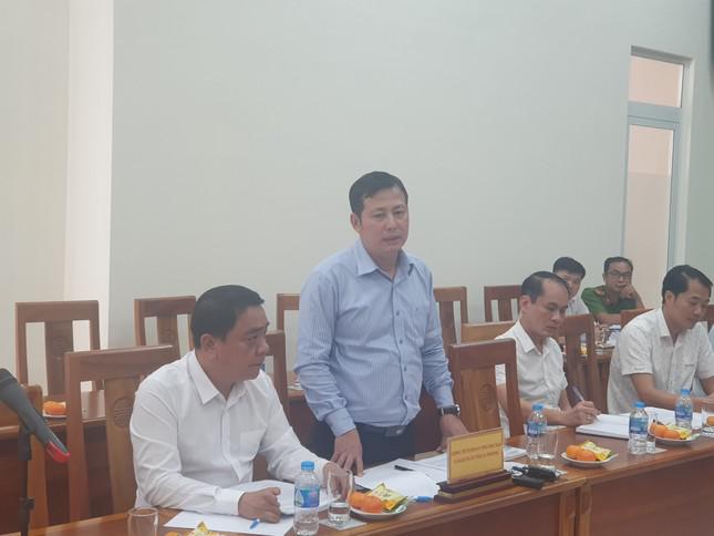 Ông Khiếu Mạnh Tường (đứng), Giám đốc Cty Thuận Phong