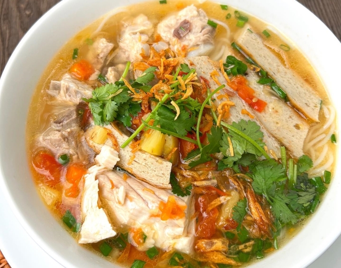 Học Tăng Thanh Hà cách nấu bún chả cá &#34;chuẩn như ngoài hàng&#34; - 1