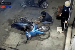 Clip: Người đàn ông hàn xì vô tình khiến xe máy bốc cháy ngùn ngụt