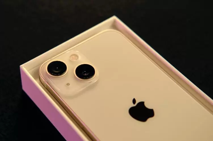 Hai mẫu iPhone giống nhau như hai giọt nước, giá chênh 2 triệu đồng - 1