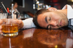 Sức khỏe đời sống - Nam thanh niên hôn mê, nguy kịch sau cuộc nhậu liên hoan tất niên