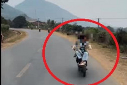 Tin tức trong ngày - Clip: Cô gái trẻ gây sốc với cảnh ngồi vắt vẻo quay lưng với nữ tài xế lái xe máy điện