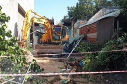 Thanh niên lái máy xúc đập phá hoàn toàn 2 căn nhà cùng nhiều tài sản