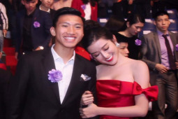 Giải trí - Cô gái Hà thành khiến Tiến Linh đỏ mặt, từng thân thiết tựa vai Đoàn Văn Hậu là ai?