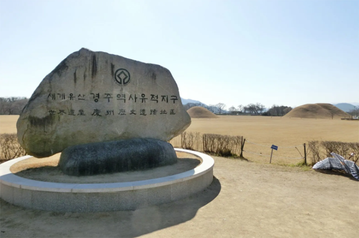 Khu di tích lịch sử Gyeongju: Đây là nơi đại diện cho văn hóa và lịch sử của cố đô Vương quốc Silla. Di sản Thế giới được UNESCO công nhận này có 5 khu vực, nơi bạn có thể khám phá tàn tích cung điện, gian hàng và pháo đài giữa những ngọn đồi tươi tốt.
