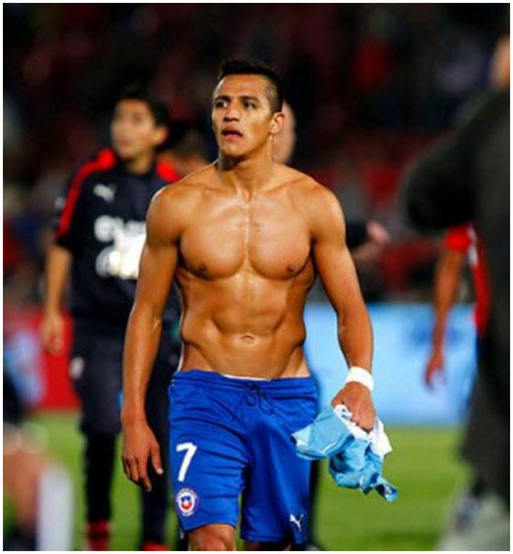 Alexis Sanchez hiện tại không chỉ là&nbsp;một ngôi sao tấn công đẳng cấp thế giới mà còn là một trong những cầu thủ có thân hình quyến rũ nhất giới bóng đá.


