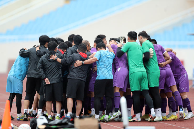 Trước khi bước vào buổi tập lúc 17h, thầy trò HLV Park Hang Seo cùng nhau thể hiện quyết tâm đánh bại Malaysia để chiếm ngôi đầu bảng B AFF Cup 2022.