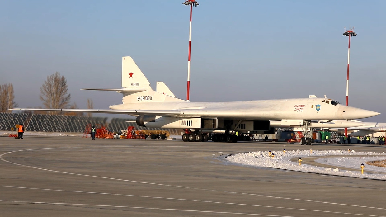 Oanh tạc cơ chiến lược Tu-160 hiện diện ở căn cứ Engels, vùng Saratov, Nga.