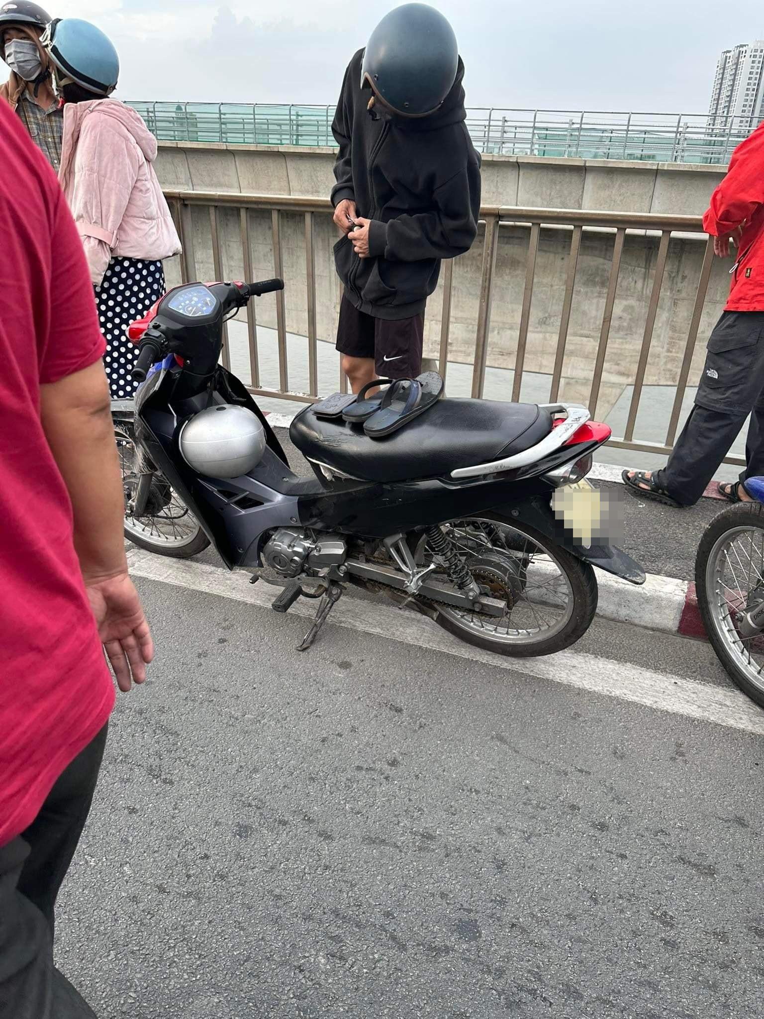 Thanh niên bỏ lại xe máy nhảy xuống sông Sài Gòn