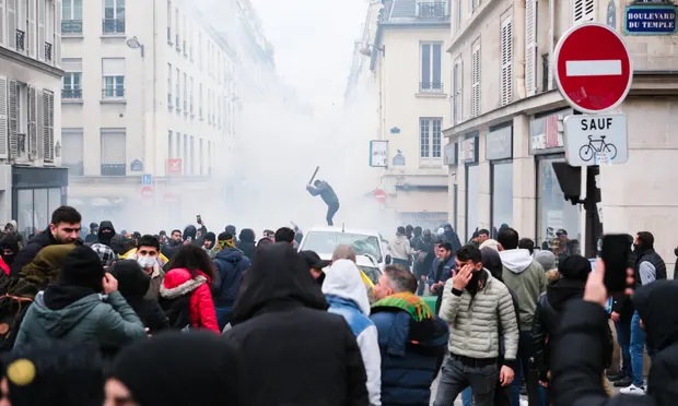 Cuộc biểu tình sau vụ xả súng đẫm máu ngày 23/12 đã chuyển thành bạo lực khi người biểu tình đụng độ cảnh sát Pháp. Ảnh: AP