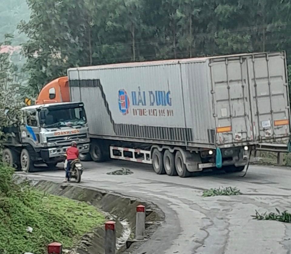 Xe ô tô chở hàng vượt tải trọng không được giải quyết thủ tục hải quan.