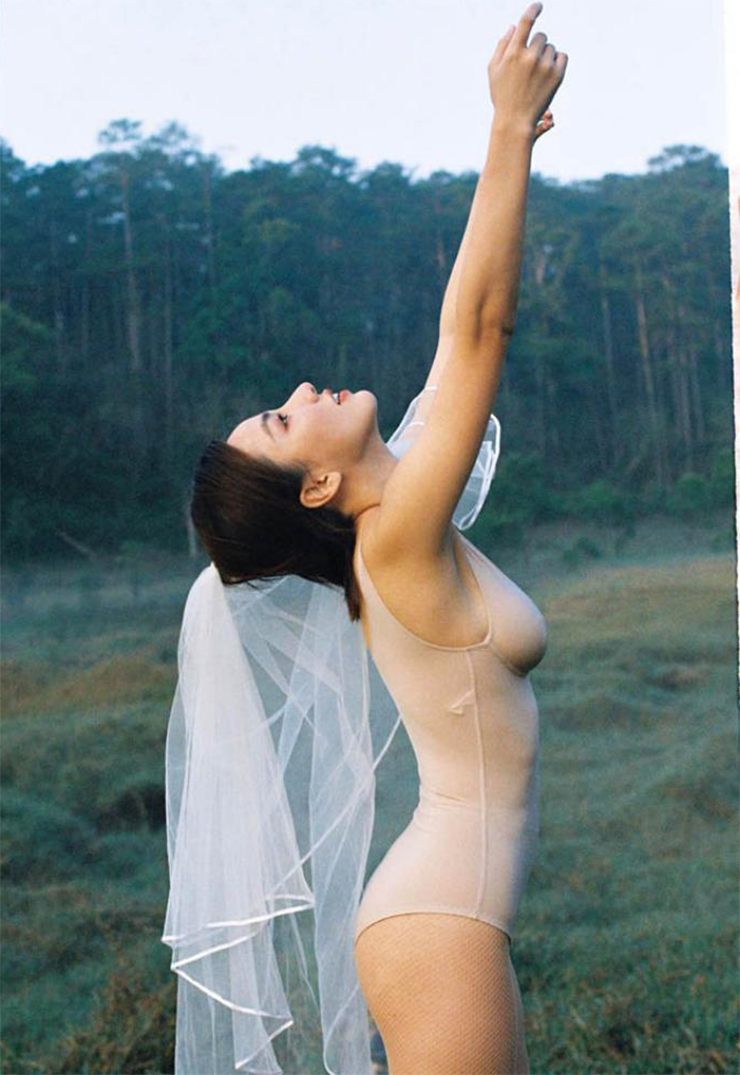 Gigi Hương Giang, sinh năm 1990, được cộng đồng mạng nhắc tới với biệt danh “cô dâu Hà Nội” khi hóa thân thành cô dâu gợi cảm trong bộ bodysuit màu nude, phô diễn hình thể đẹp mắt.
