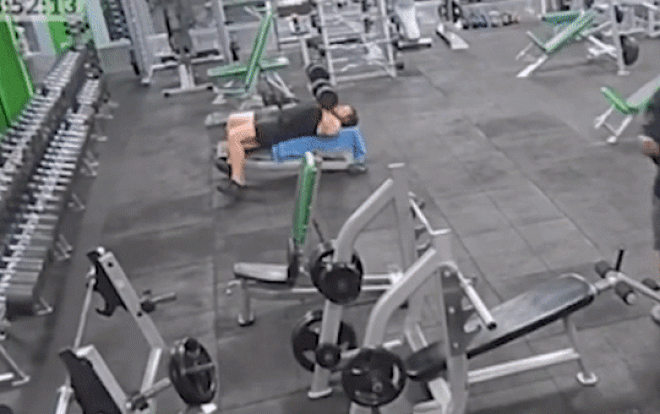 Người đàn ông bị bỏ tù vì cố tình ném quả tạ 20 cân lên đầu bạn tập - 1